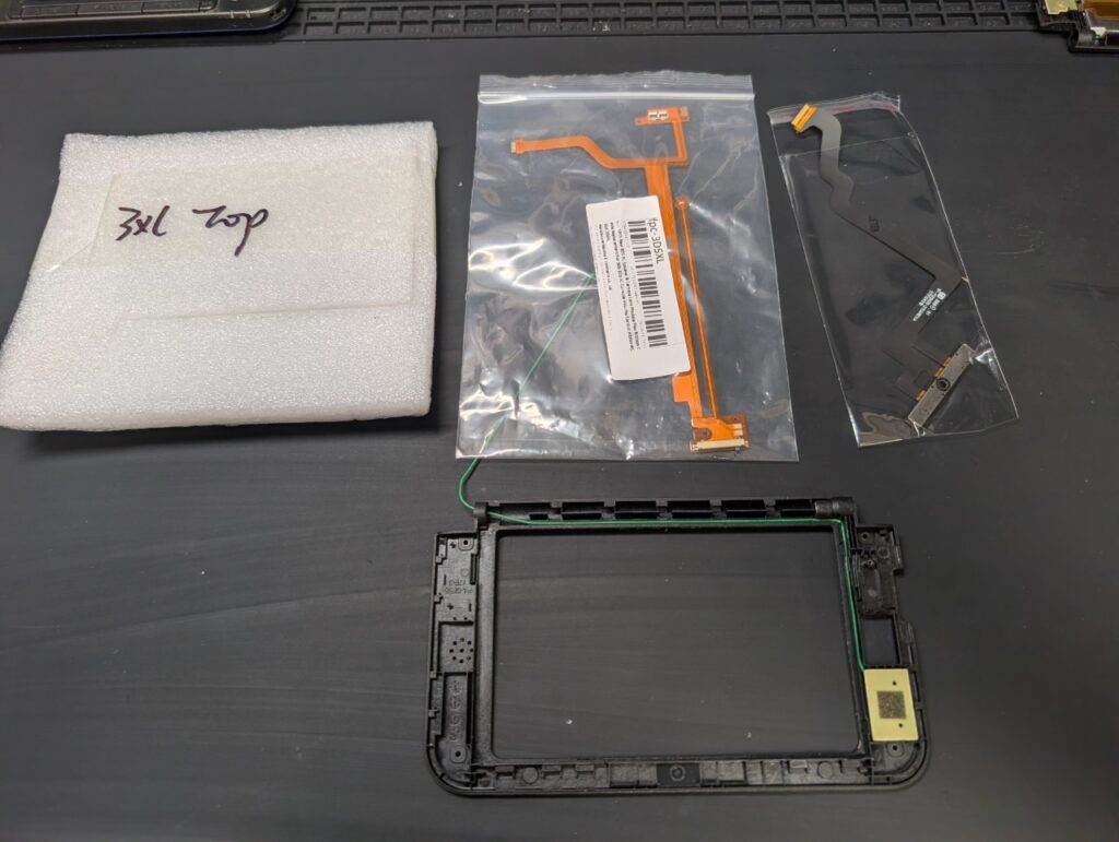 新しい液晶とケーブル類の写真