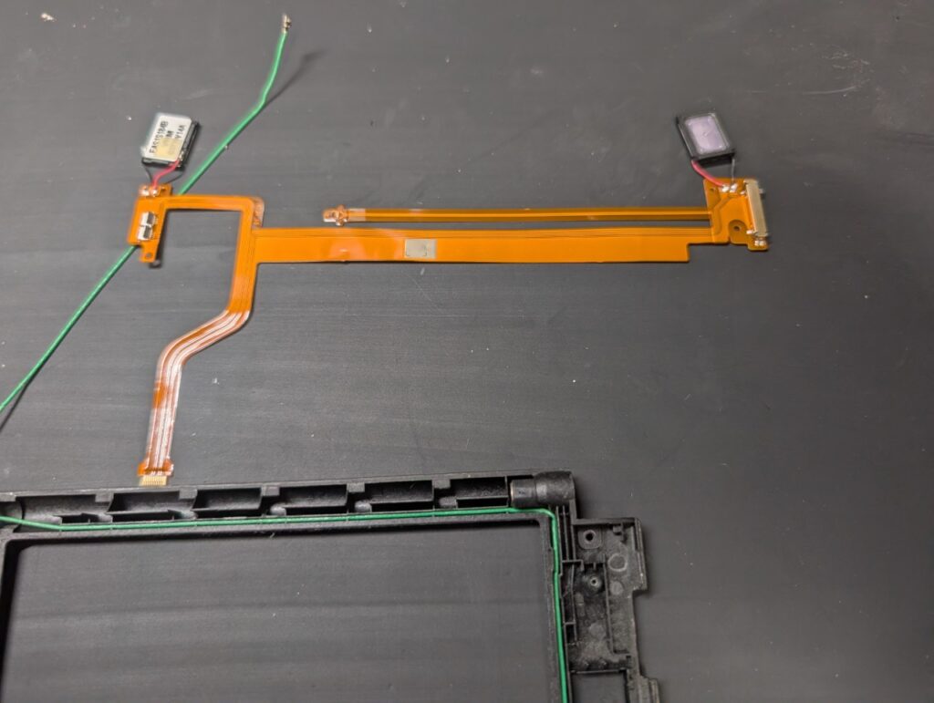 3DSLLのスピーカーケーブルの写真