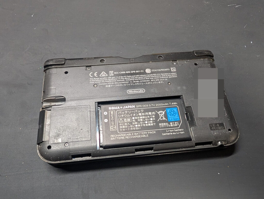 3DSLLのスライドパッドの交換前の分解中の写真