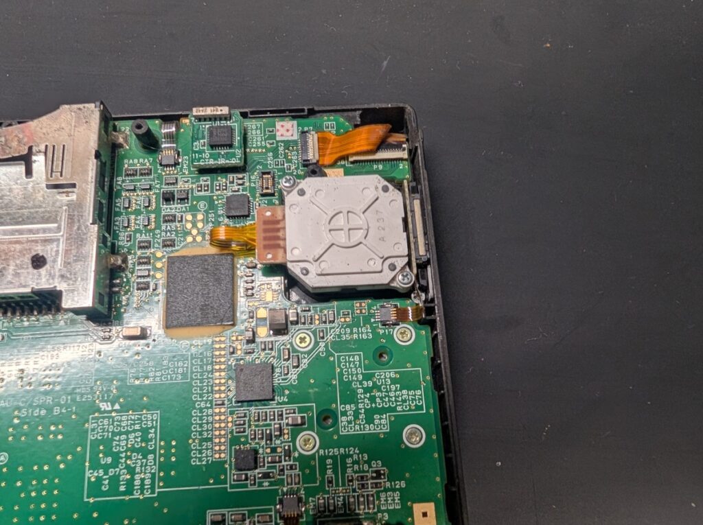 3DSLLのスライドパッドの裏側の写真