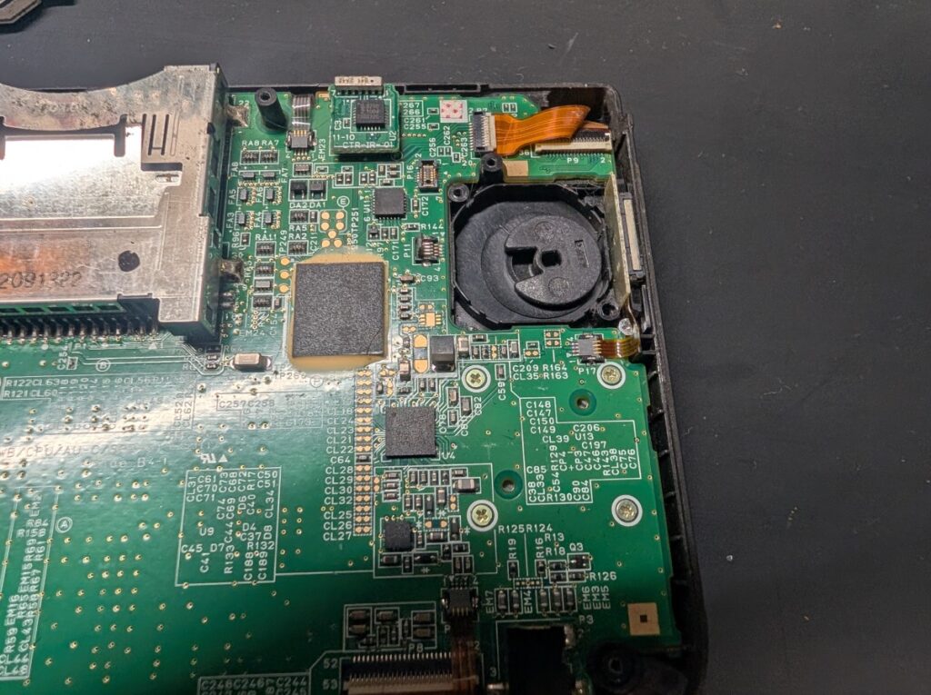 3DSLLのスライドパッドを取り外した際の写真