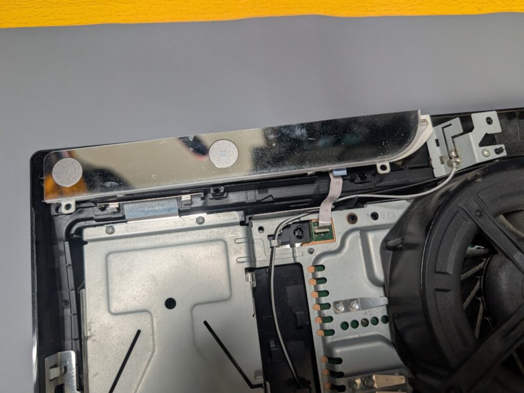 スタンバイランプが点灯しないCECH-2500Bの起動スイッチの写真