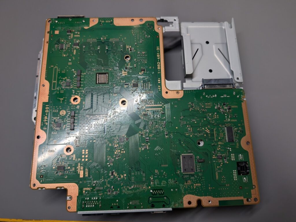 スタンバイランプが点灯しないCECH-2500Bの基板点検時の写真