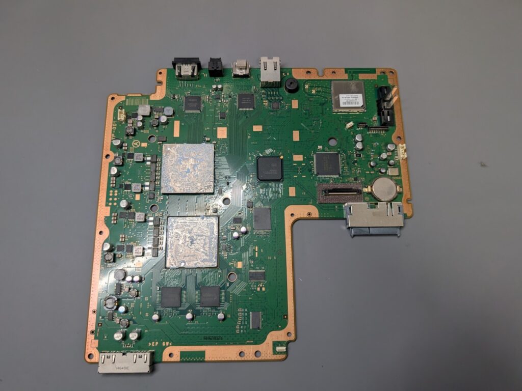 スタンバイランプが点灯しないCECH-2500Bの基板点検時の写真