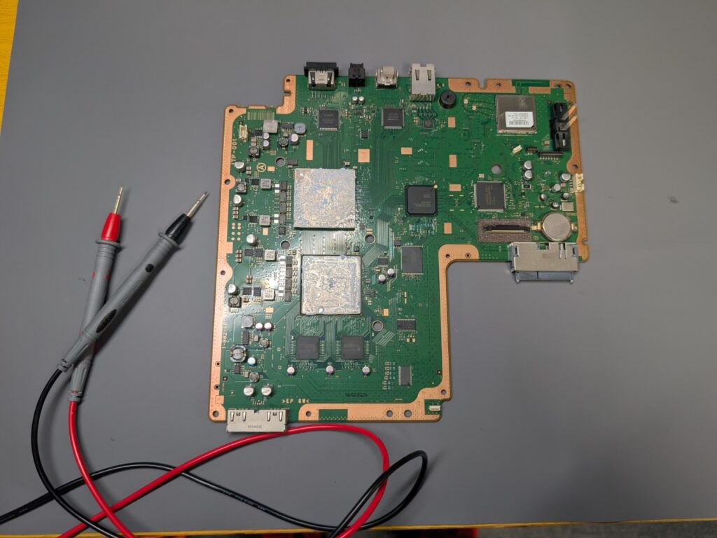 スタンバイランプが点灯しないCECH-2500Bの基板点検時の写真