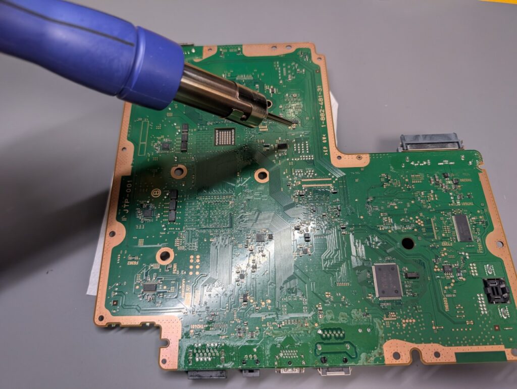 スタンバイランプが点灯しないCECH-2500Bの基板修理時の写真