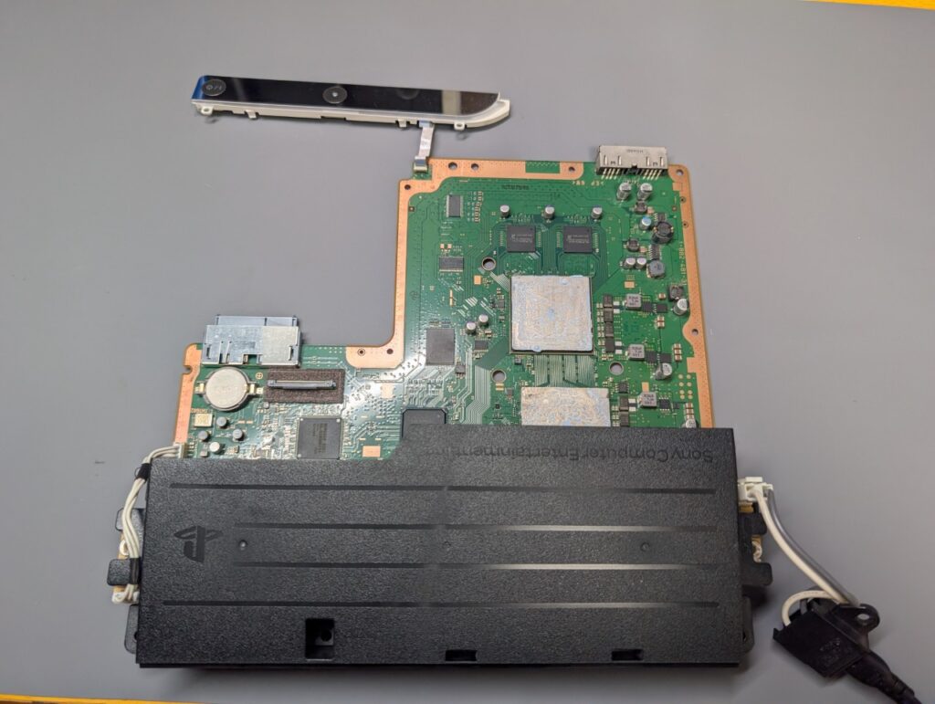 スタンバイランプが点灯しないCECH-2500Bの基板修理後の動作確認時の写真