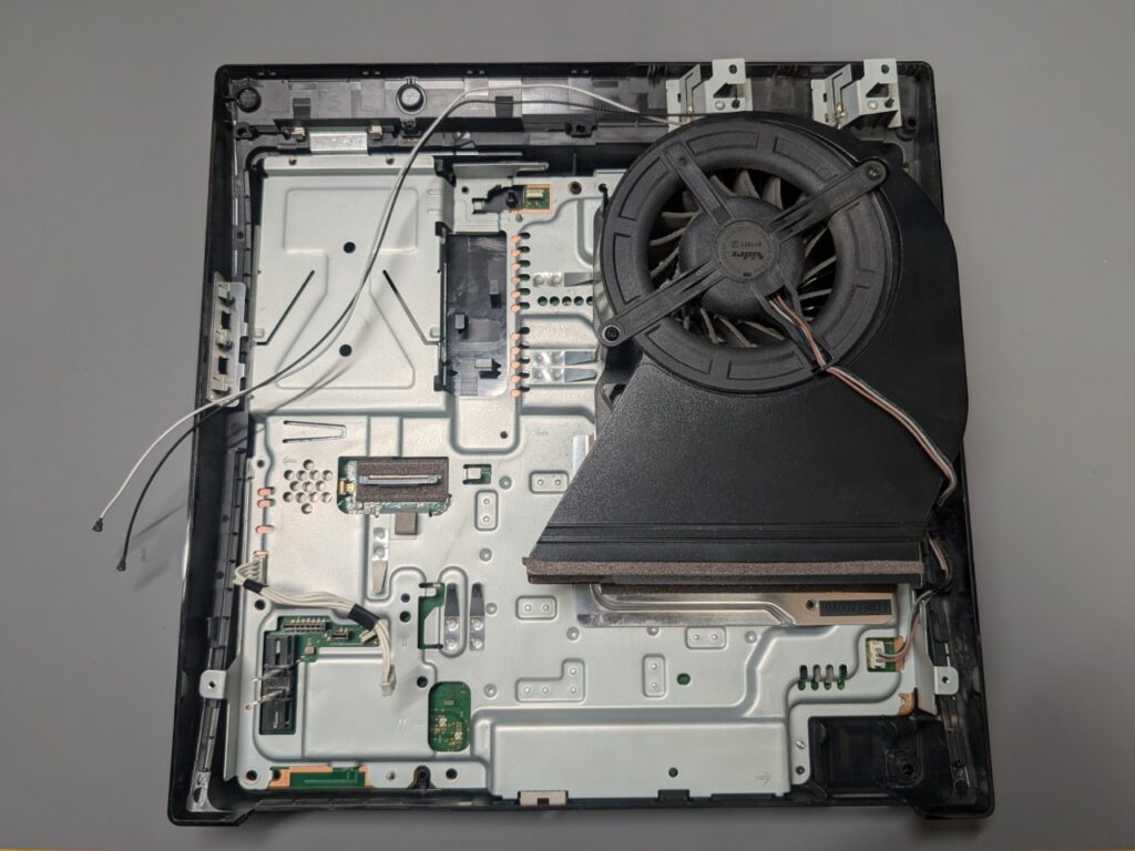 スタンバイランプが点灯しないCECH-2500Bの基板修理後の組み立て時の写真