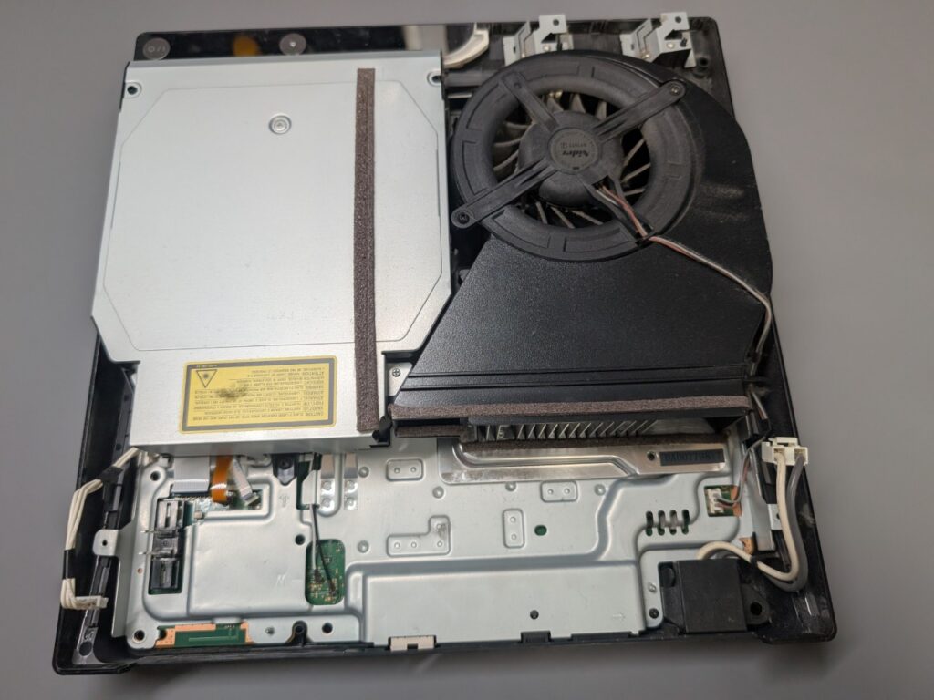 スタンバイランプが点灯しないCECH-2500Bの分解時の写真