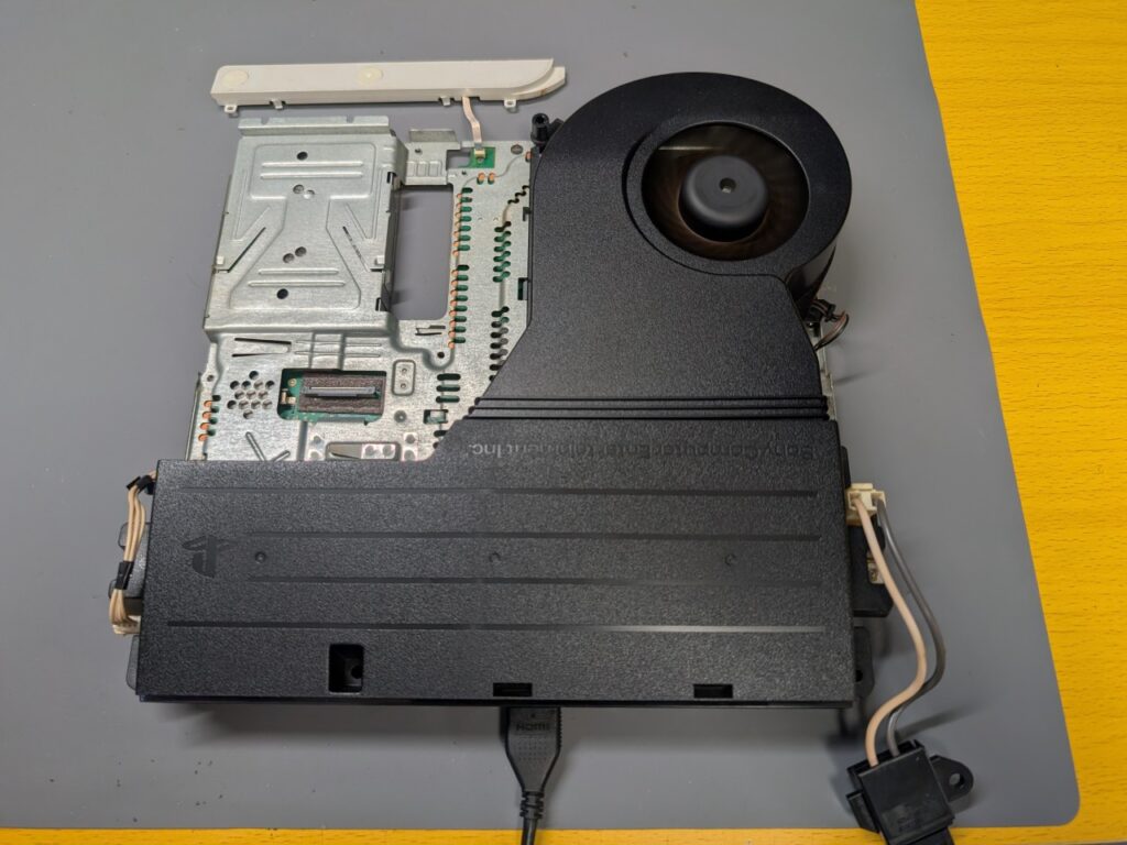 CECH-3000の基板修理後の組み立て時の写真