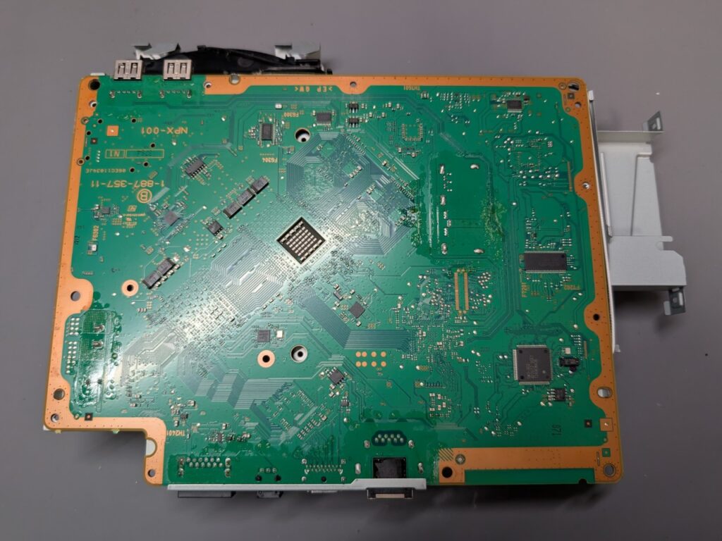 アップデートに失敗するCECH-4000Bのメイン基板の写真