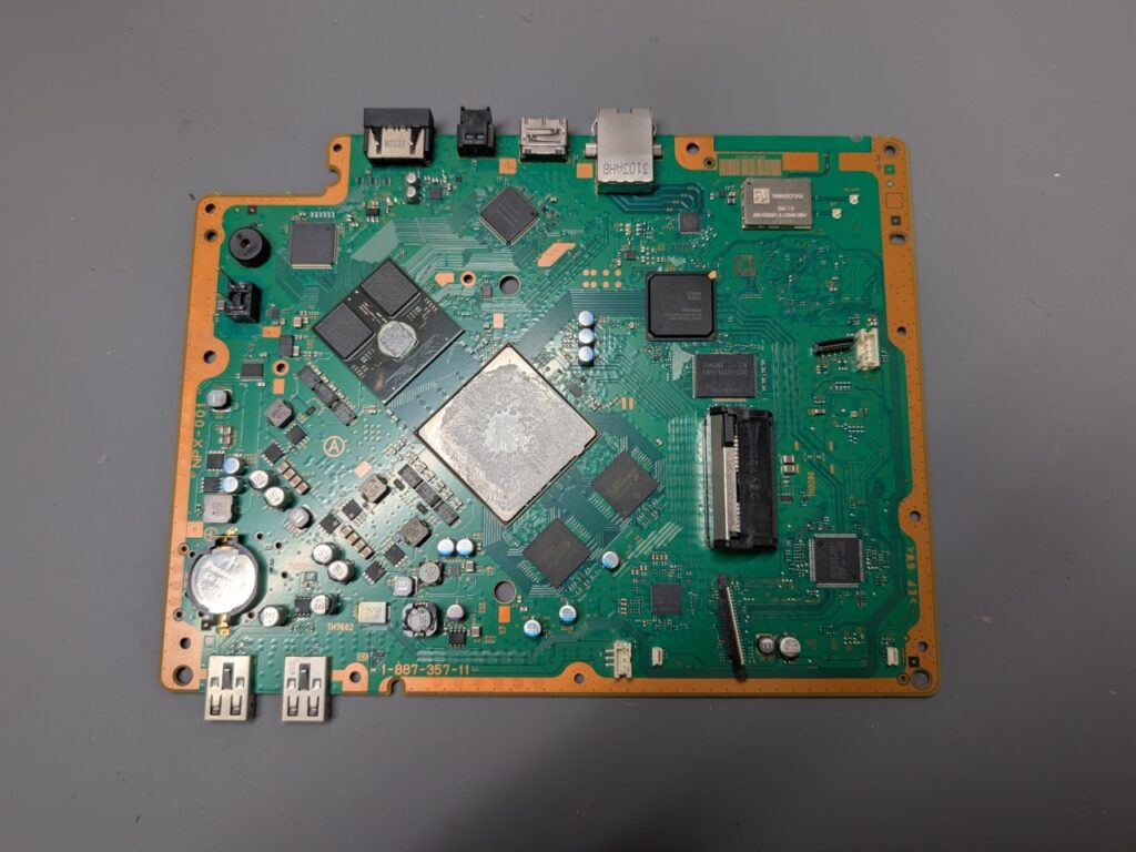 アップデートに失敗するCECH-4000Bのメイン基板の写真