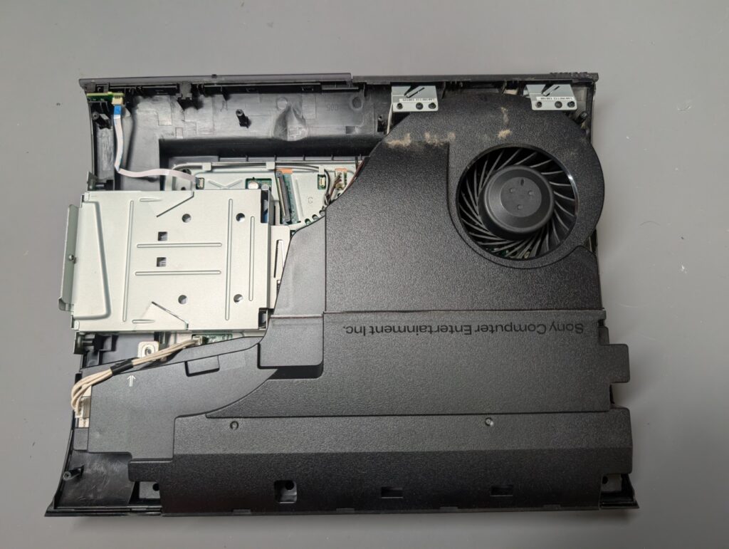 アップデートに失敗するCECH-4000Bの修理後の組み立て時写真