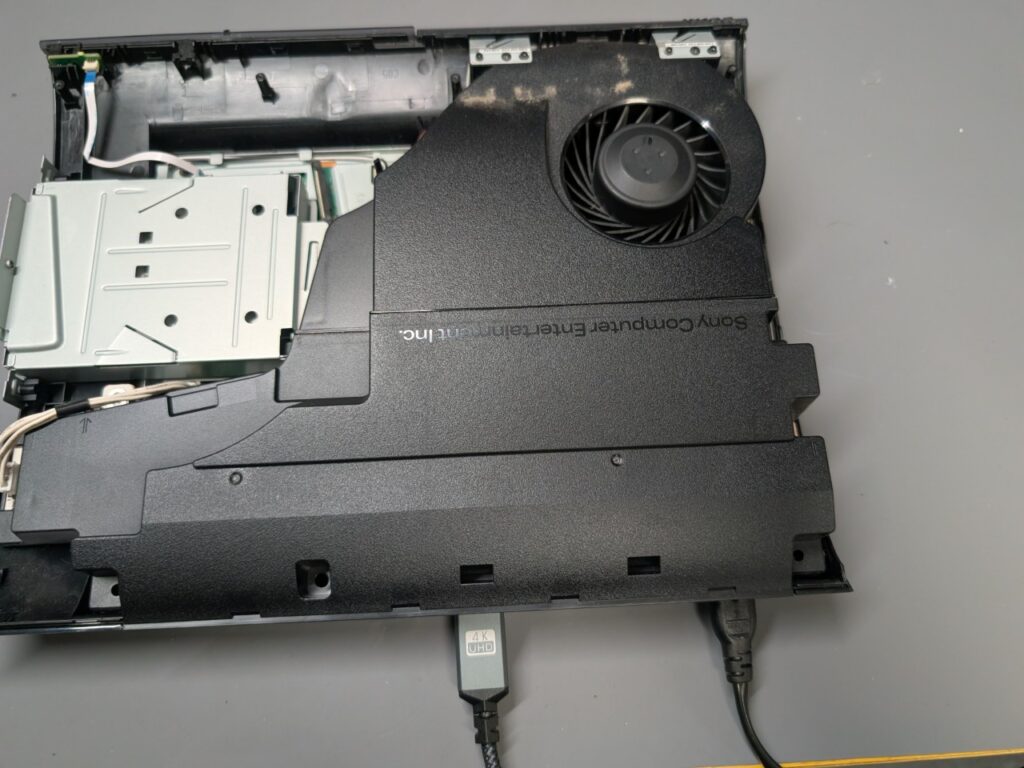 アップデートに失敗するCECH-4000Bの修理後の組み立て時写真