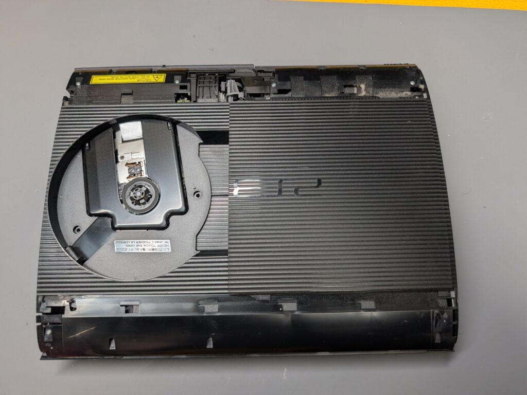 アップデートに失敗するCECH-4000Bの分解時の写真