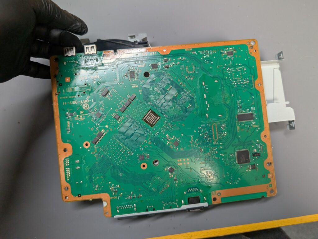 CECH-4000Bの基板修理後の組み立て時の写真