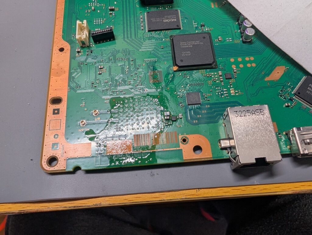 CECH-4000BのWi-Fi/Bluetoothモジュールを外した後の写真