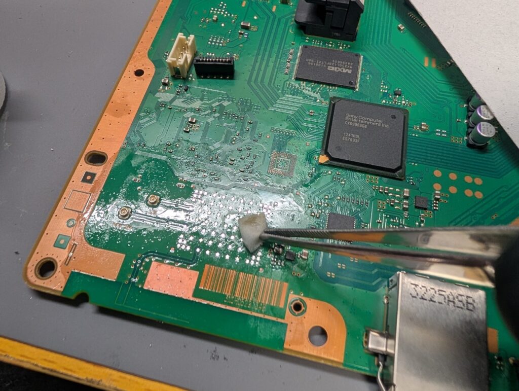 CECH-4000BのWi-Fi/Bluetoothモジュールを外した後の清掃時の写真