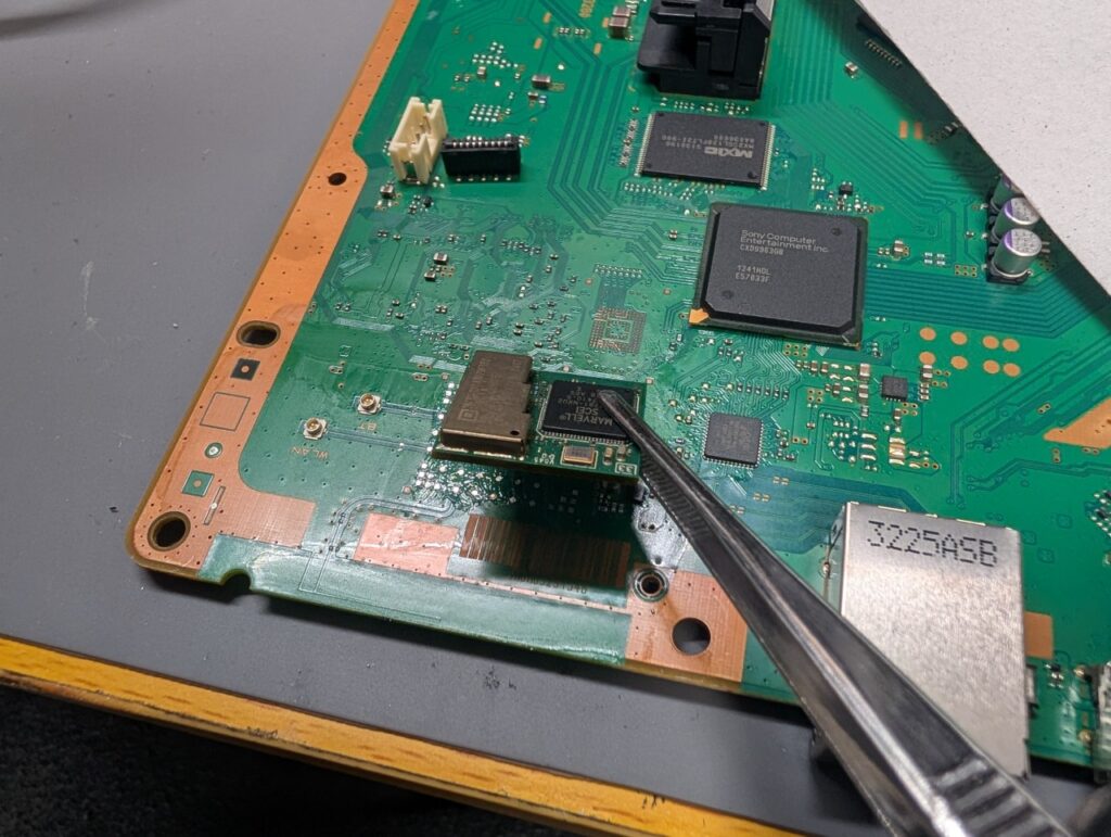 CECH-4000BのWi-Fi/Bluetoothモジュール交換時の写真