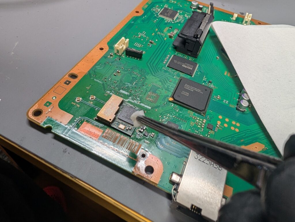 CECH-4000BのWi-Fi/Bluetoothモジュールを交換後の清掃時の写真