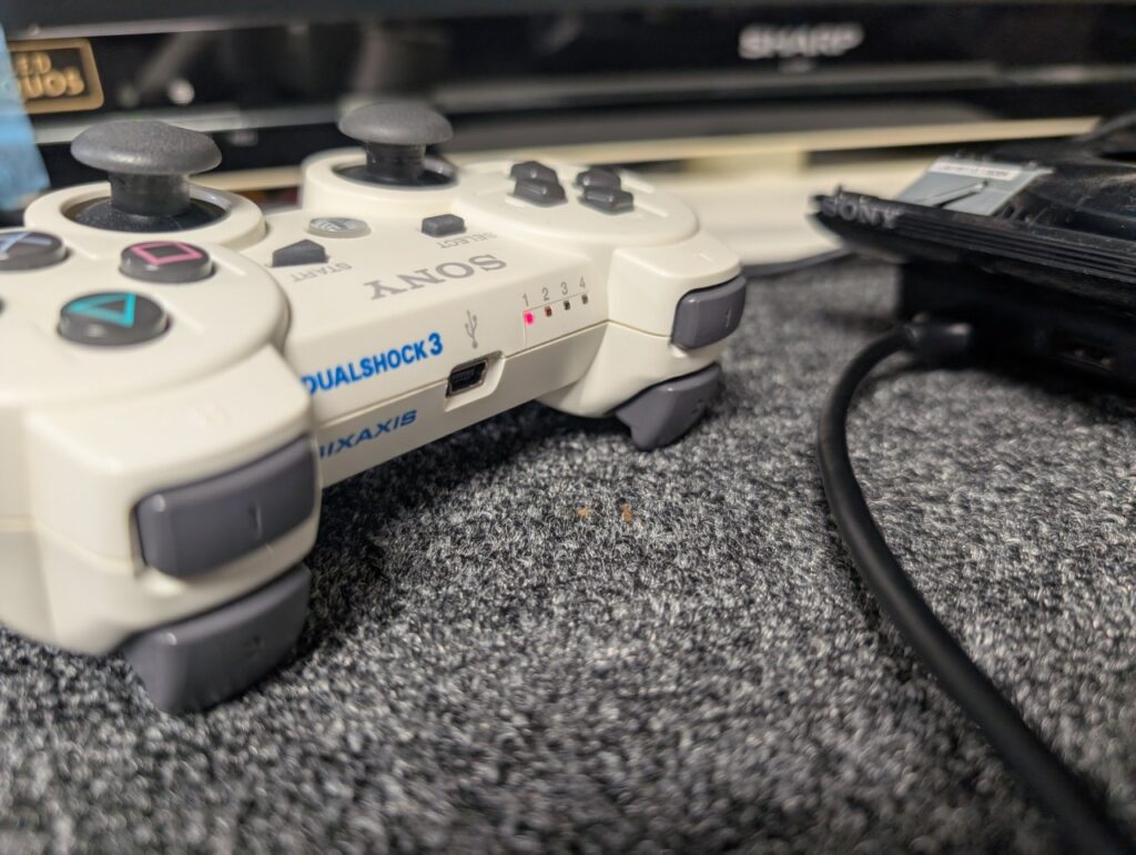 CECH-4000Bと無線接続したコントローラーの写真