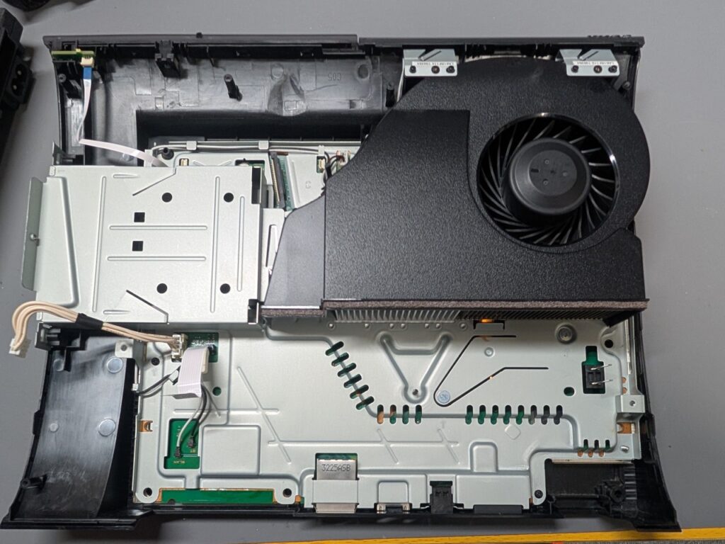 CECH-4000BのWi-Fi/Bluetoothモジュールを交換後の組み立て時の写真