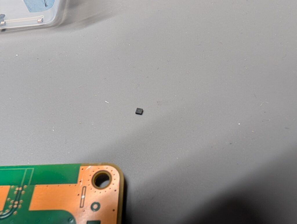 CECH-4000Cの故障したレギュレータの写真