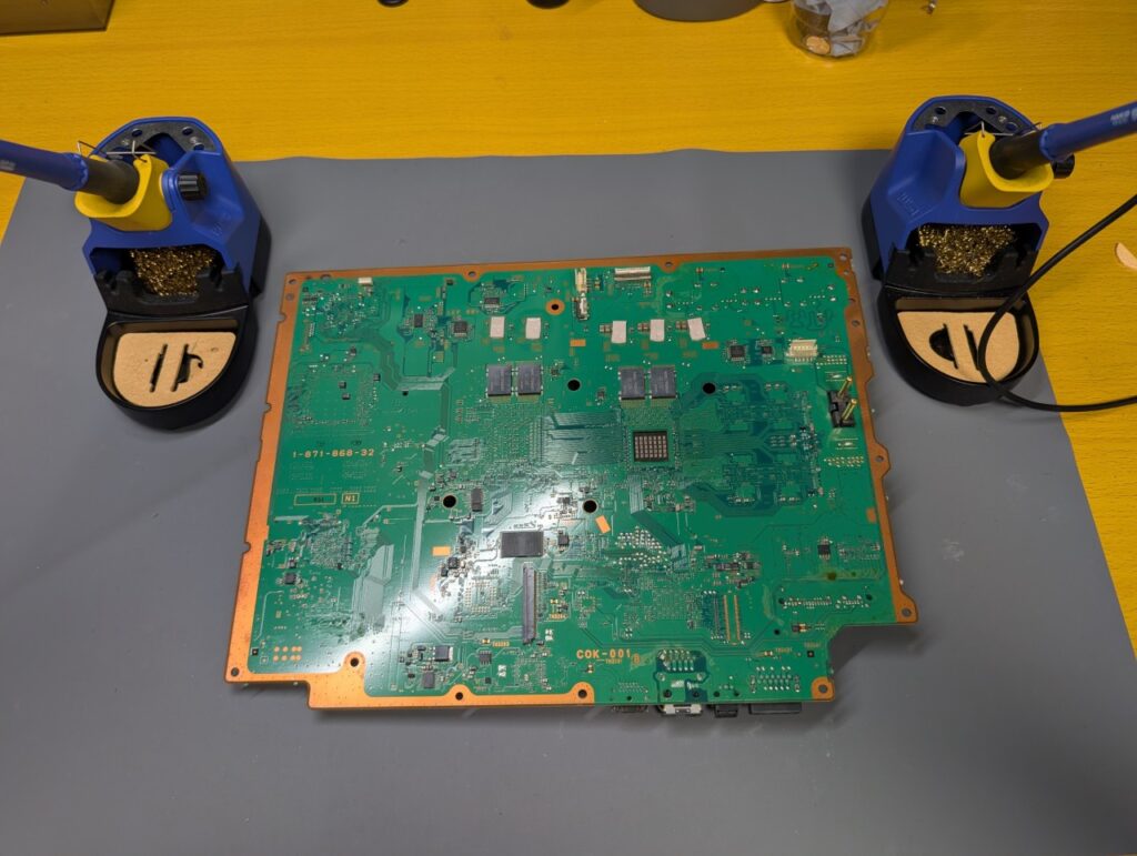 CECHA00の基板とハンダコテの写真