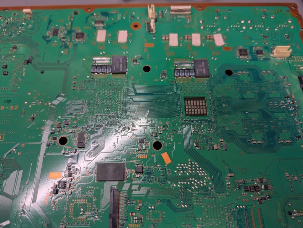 CECHA00のプロードライザ取り外し後のPOSCAPコンデンサを取り付け時の写真