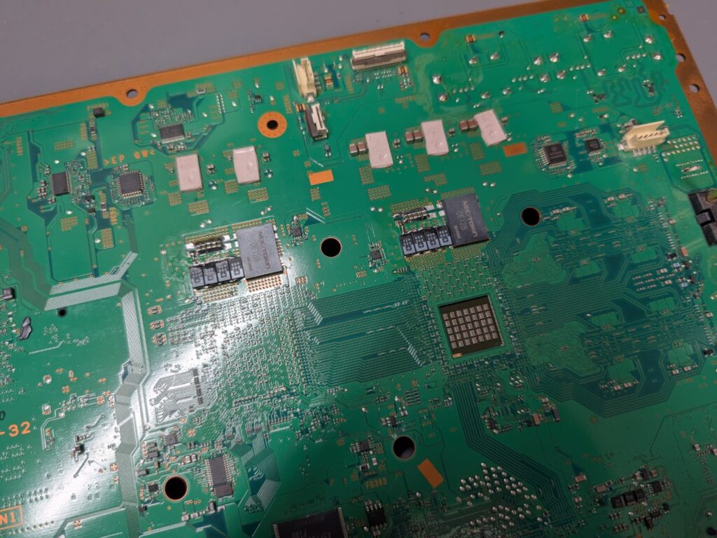 CECHA00のプロードライザ取り外し後のPOSCAPコンデンサとMLCCを取り付け時の写真