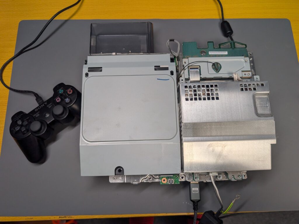 CECHA00の基板修理後の組み立て時の写真