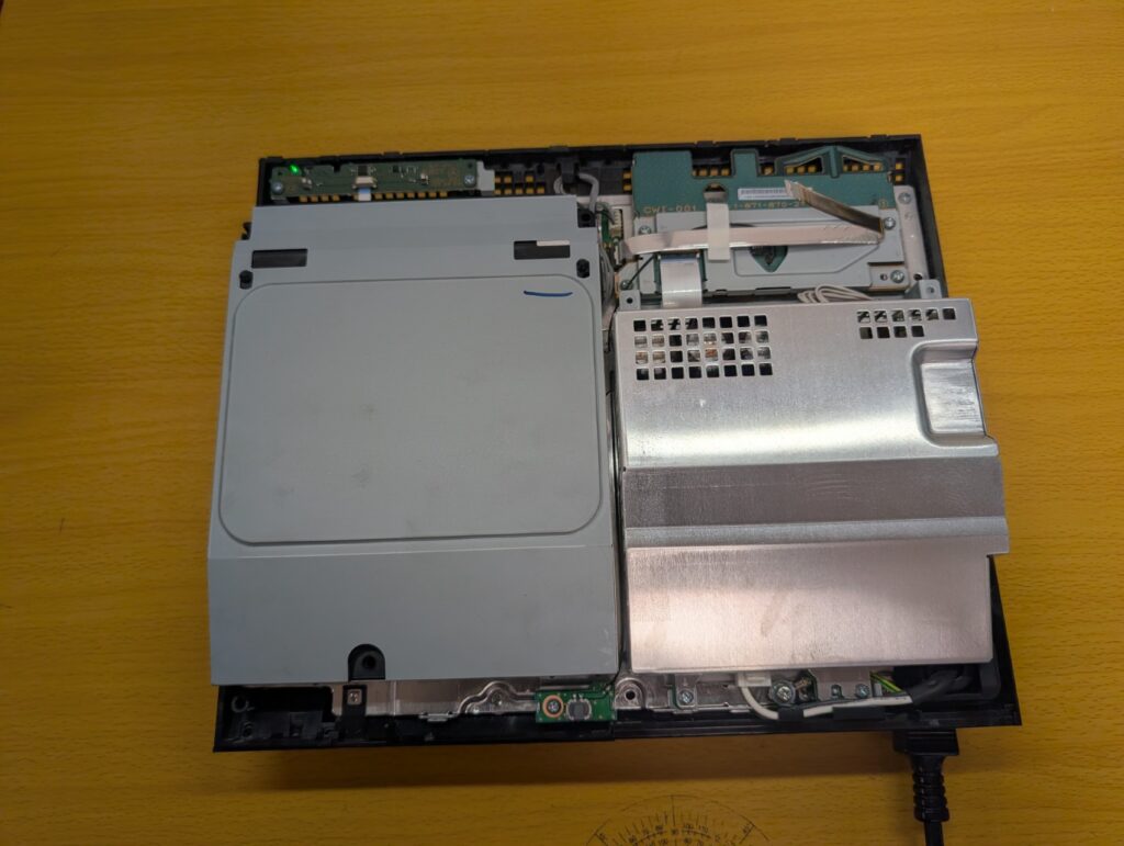 ゲームプレイ中に電源が落ちてしまうCECHA00の内部の写真