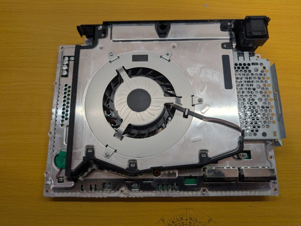 ゲームプレイ中に電源が落ちてしまうCECHA00の分解時の写真