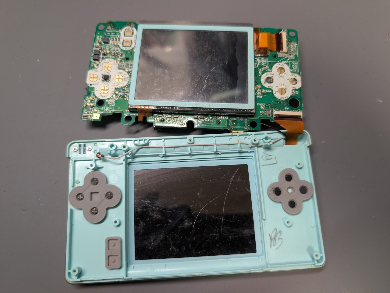 DS Liteのボタンラバー、ボタン接点の写真