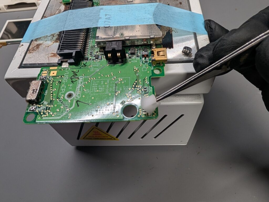 DS LiteのLボタン取外し後の写真