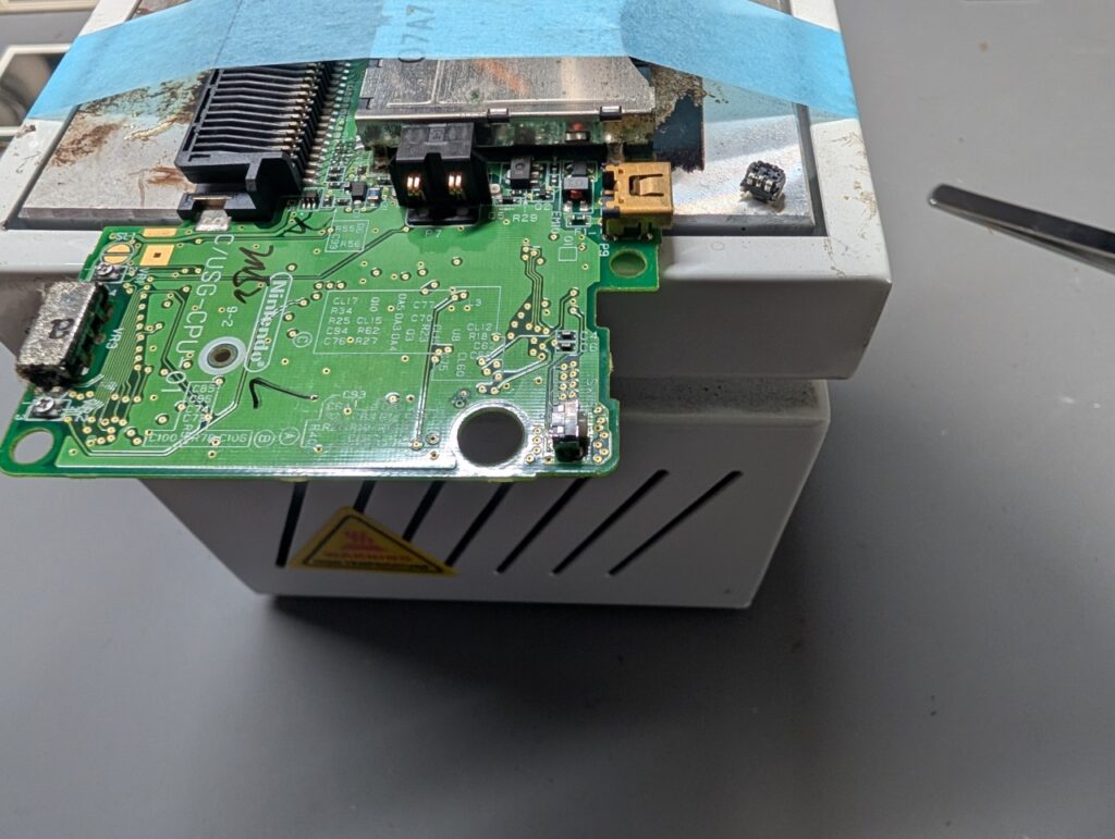 DS LiteのLボタンを交換している時の写真