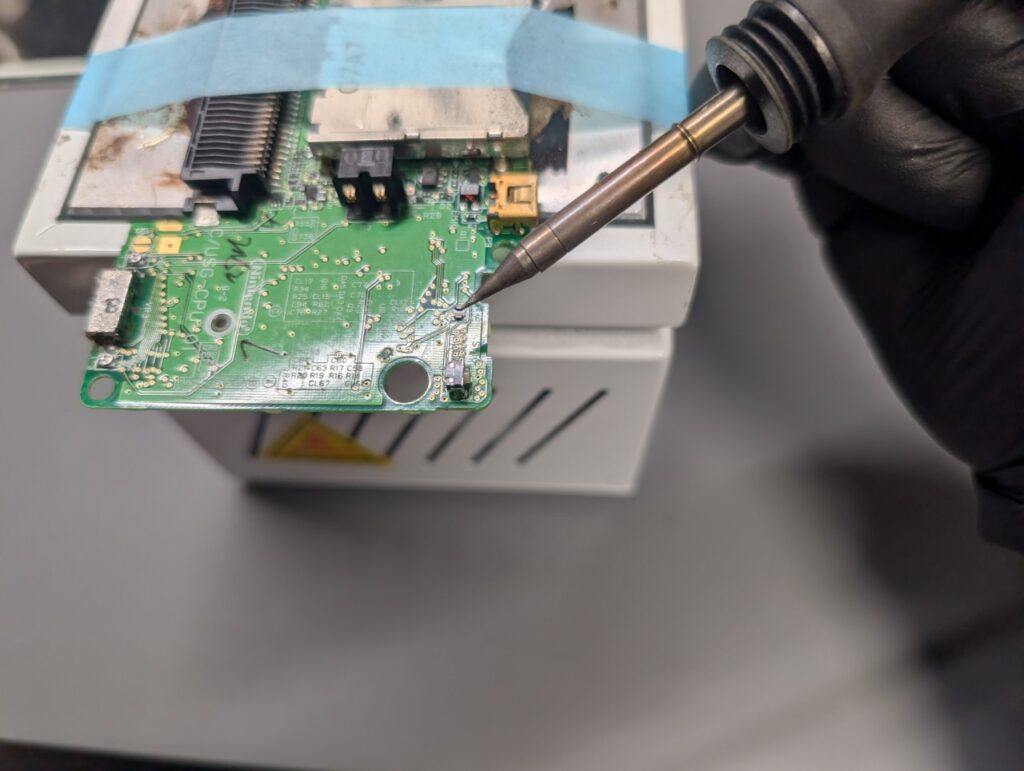 DS LiteのLボタンを交換している時の写真