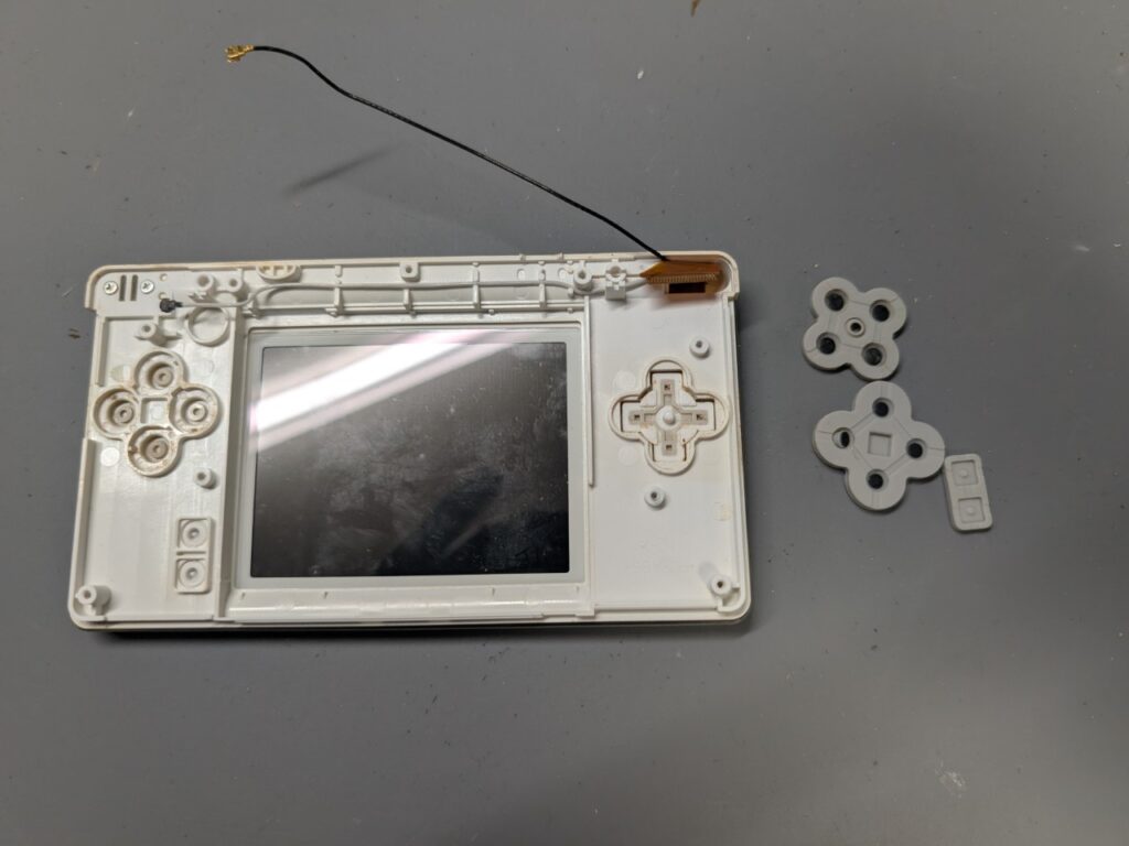 DS Liteのボタンラバー交換時の写真