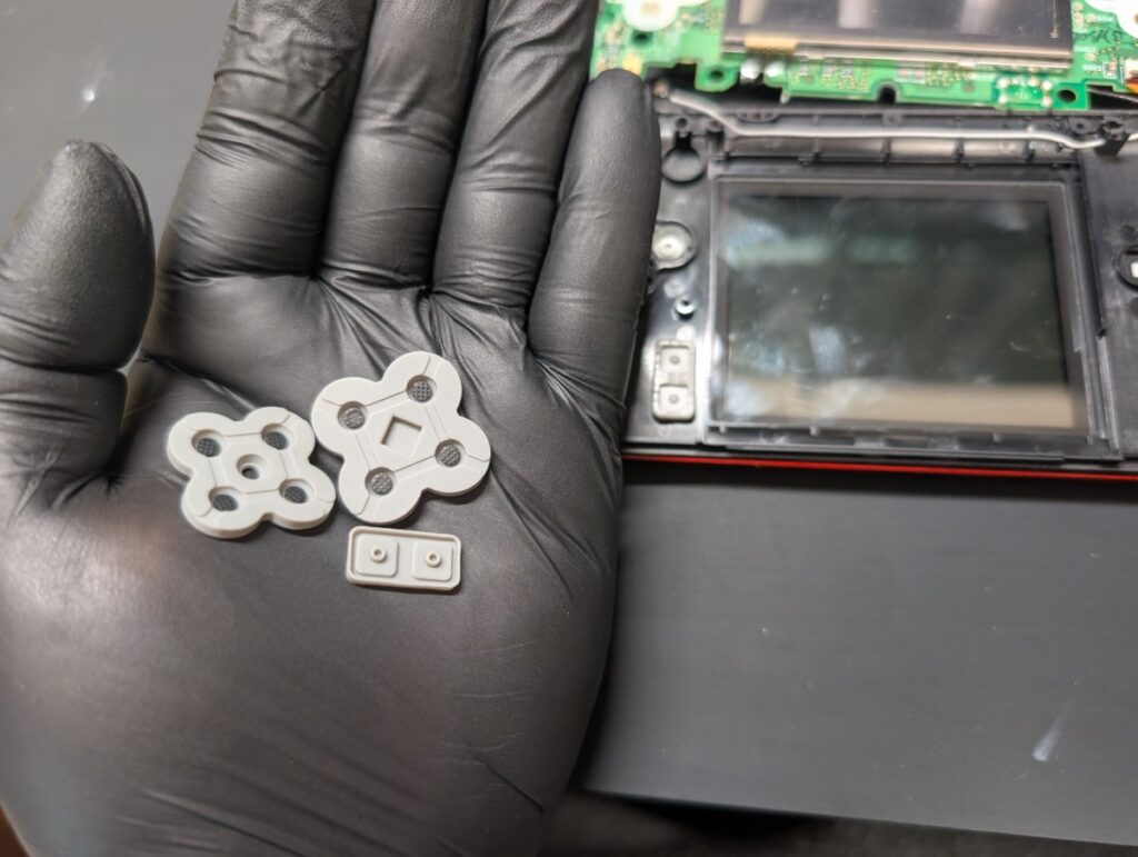 DS Liteのボタンラバー交換時の写真