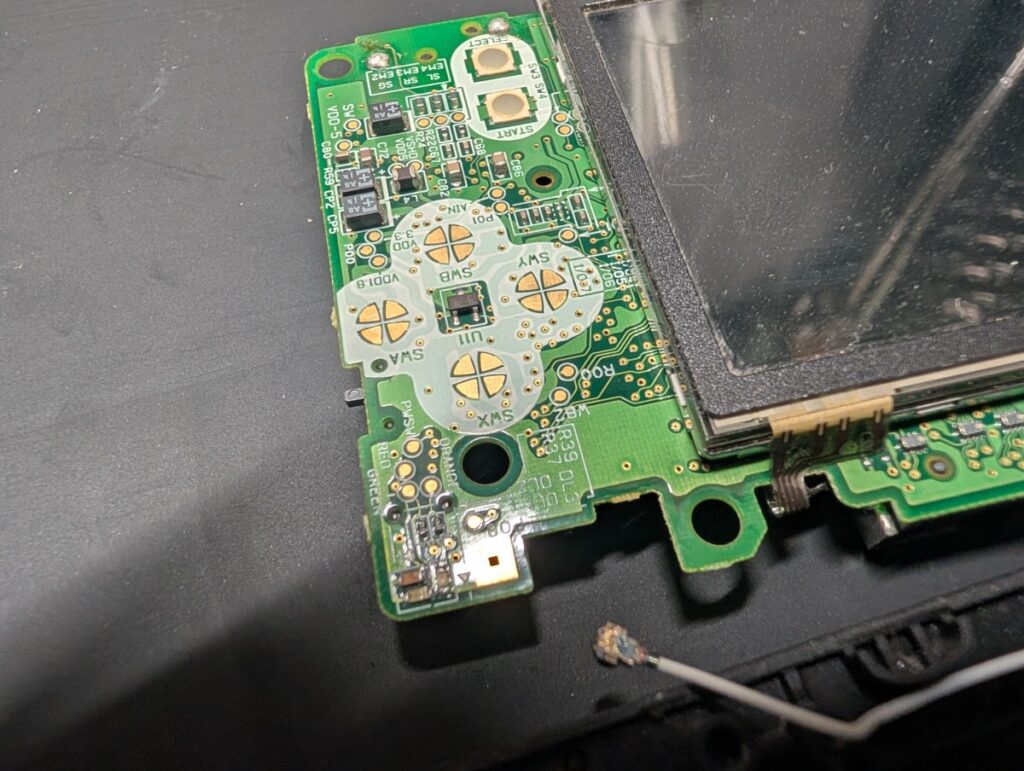 DS Liteのボタン接点部の写真　基板側