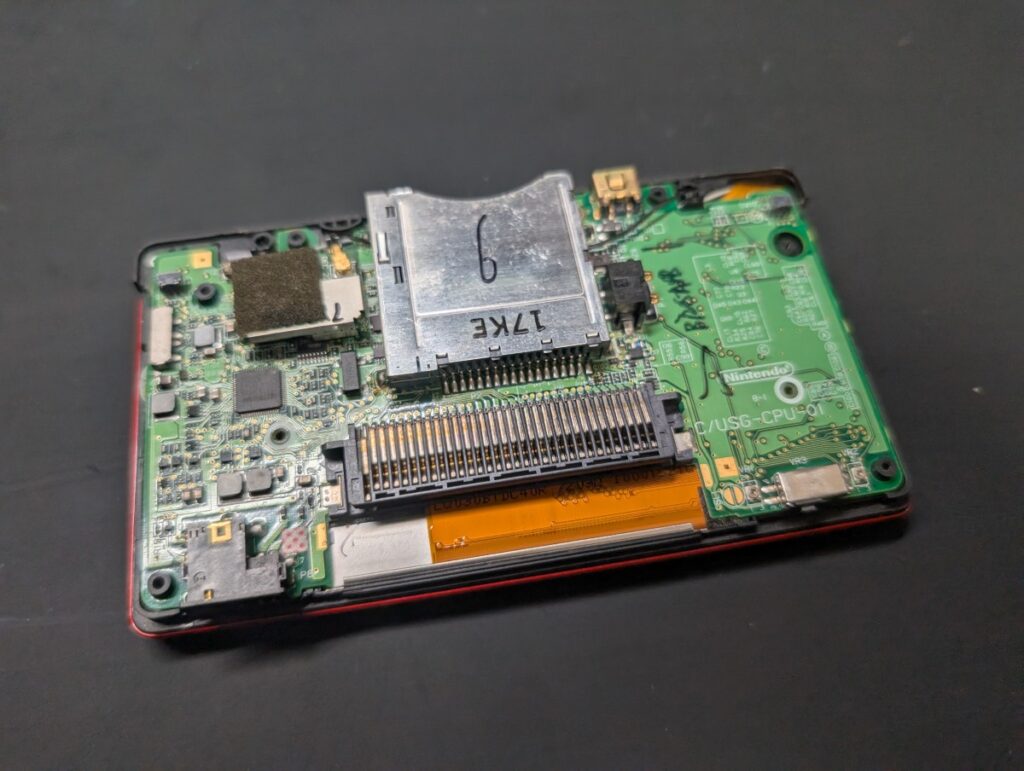 DS Liteのボタン修理後の組み立て時の写真