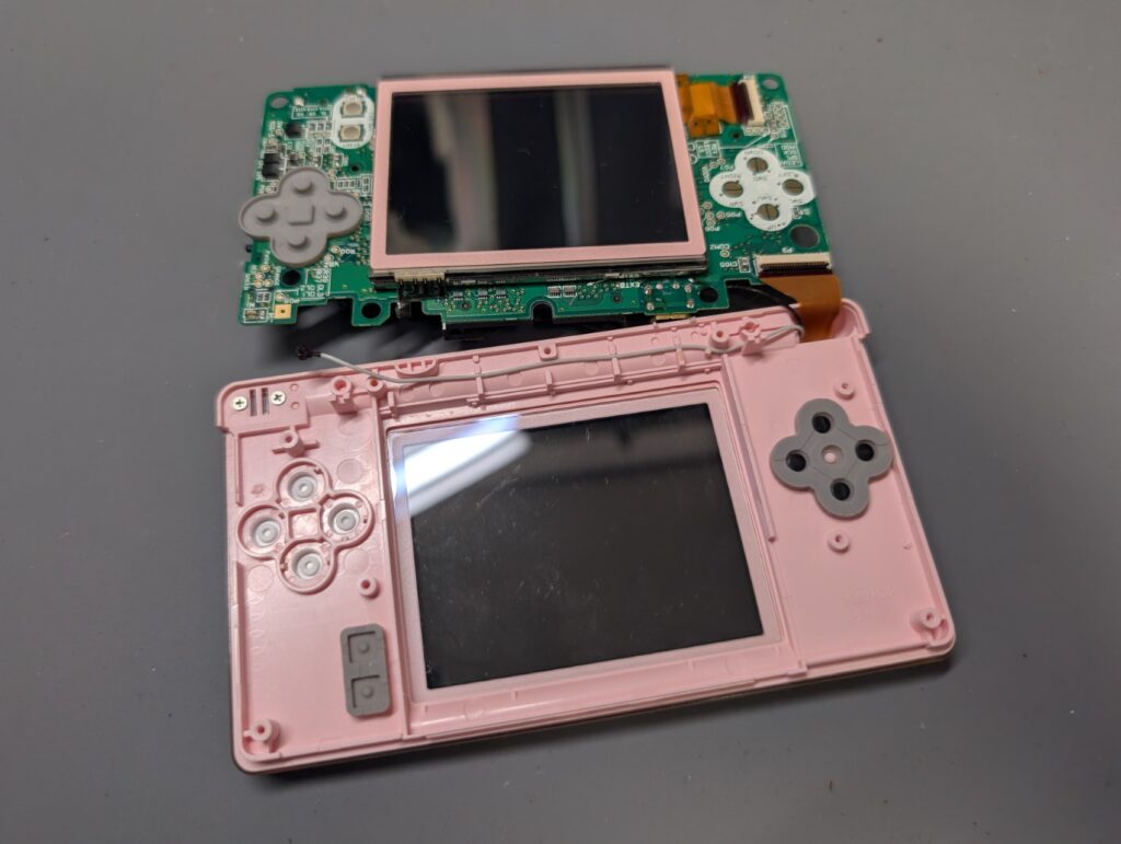 DS Liteの下画面と外装の写真