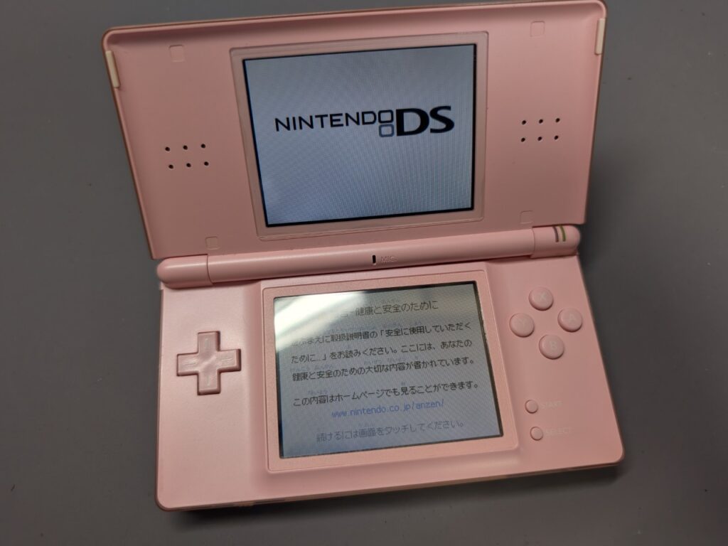 タッチパネルが誤作動を起こすDS Liteの写真