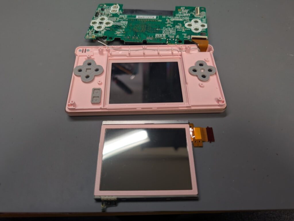 DS Liteの下画面とタッチパネルを基板から外した時の写真