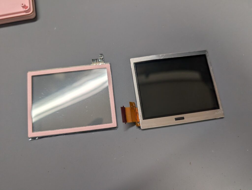 DS Liteの下画面からタッチパネルを剥がした後の写真