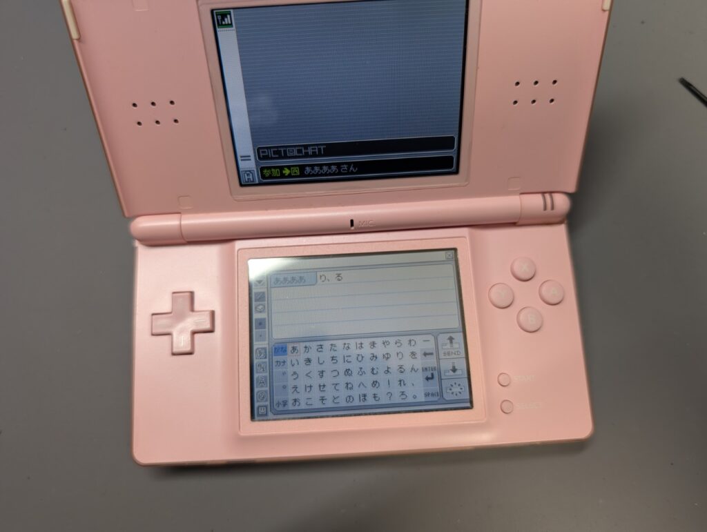 DS Liteのタッチパネルの誤作動を点検している時の写真