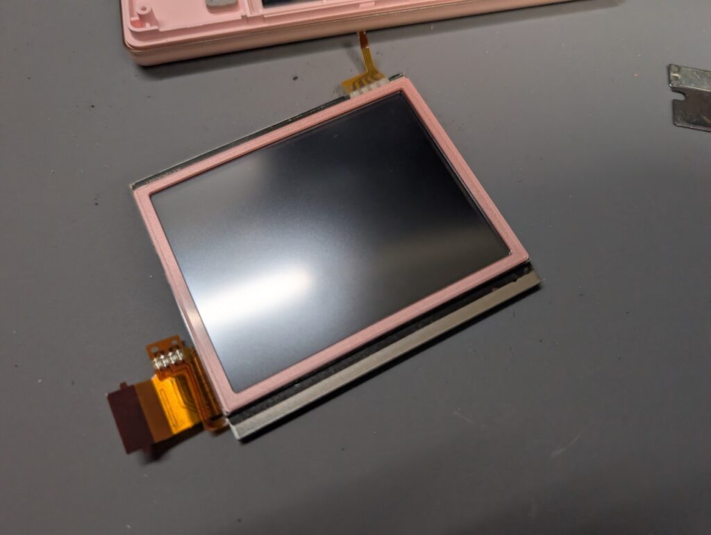 DS Liteのタッチパネル交換後に、タッチパネルカバーを取り付けた時の写真