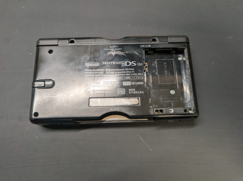 ボタンが誤作動を起こすDS Liteの分解時の写真
