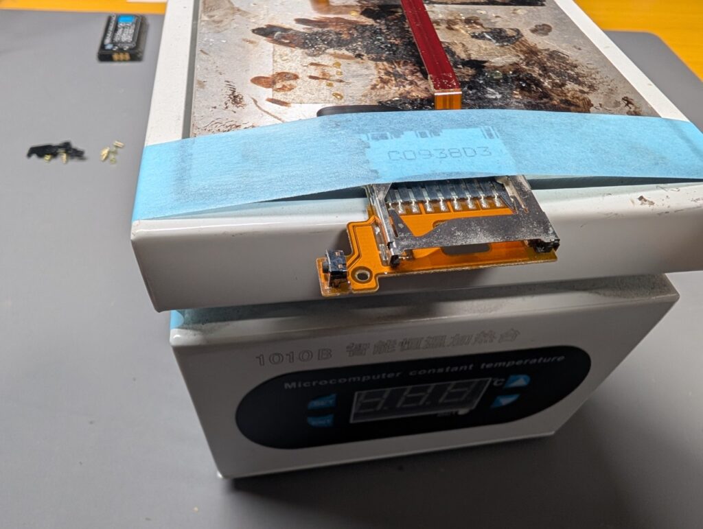 DSiのL/Rボタンをケーブルから外す時の写真