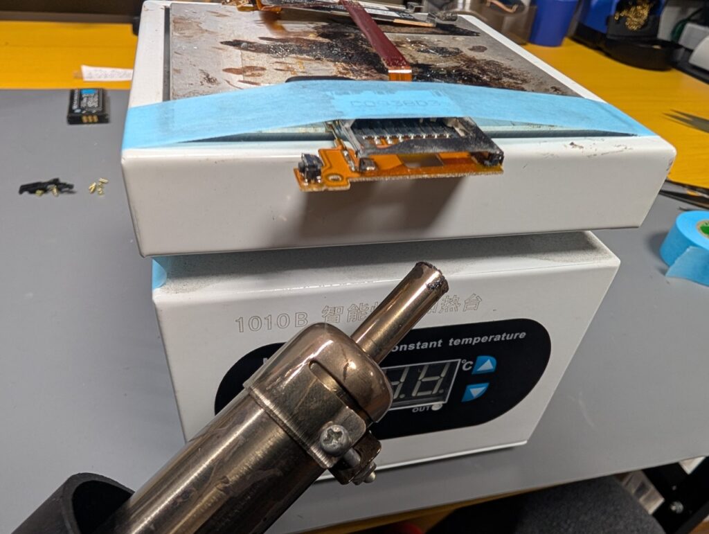 DSiのL/Rボタンをケーブルから外す時の写真